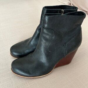 Super Cute Black Leather Kork Ease Boots